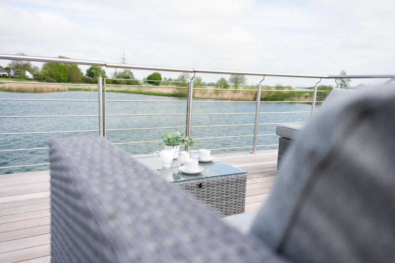 Hausboot Kajuete Am Nixensteg Am Wangermeer Mit Hund Schillig Esterno foto